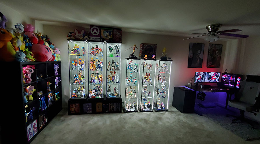 Une gaming room comprenant une collection de figurines