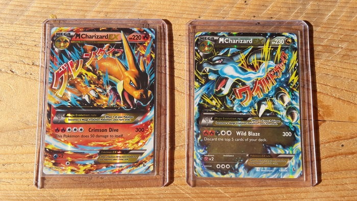 Les deux versions de la carte Pokémon Méga Dracaufeu EX