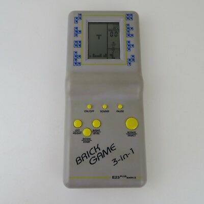 Le Brick Game, contrefaçon des Gameboy sur laquelle il était possible de jouer à Tetris