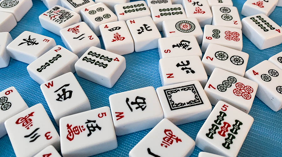 Une partie des tuiles utilisées au Mahjong